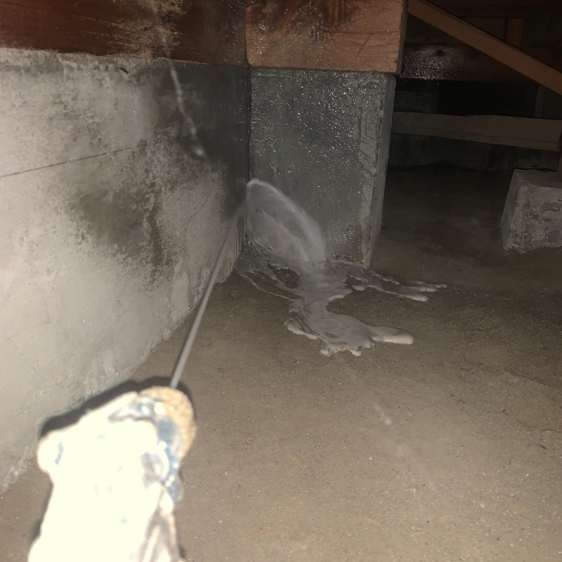 基礎にシロアリ駆除剤を散布