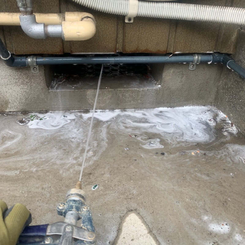 床下換気口まわりにシロアリ駆除剤を散布