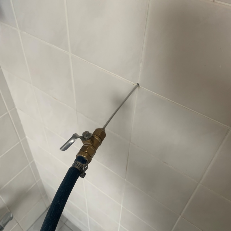 壁内にシロアリ駆除剤を注入