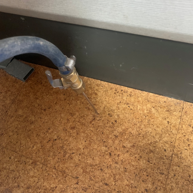 室内床にシロアリ駆除剤を注入している様子