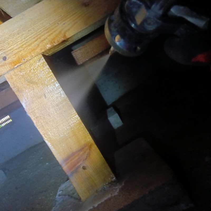 床下木材に防蟻剤を散布