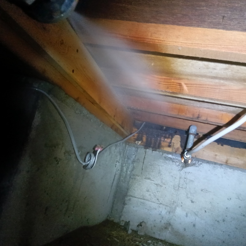 床下木材に防蟻剤を散布