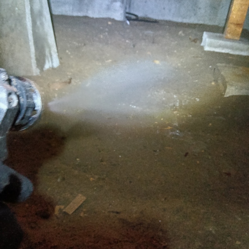 地面に防蟻剤を散布