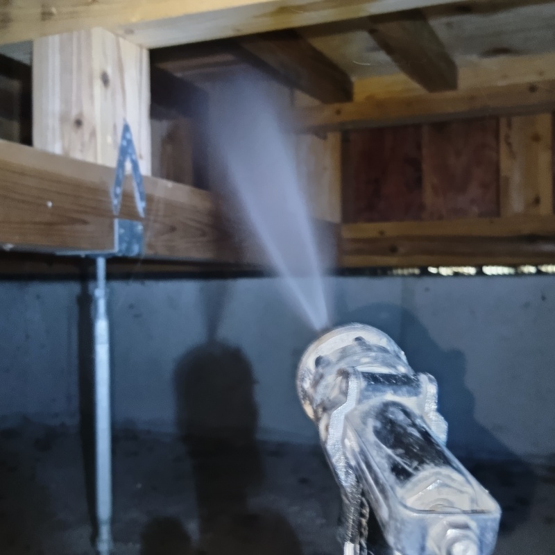 床下木材にシロアリ駆除剤を散布