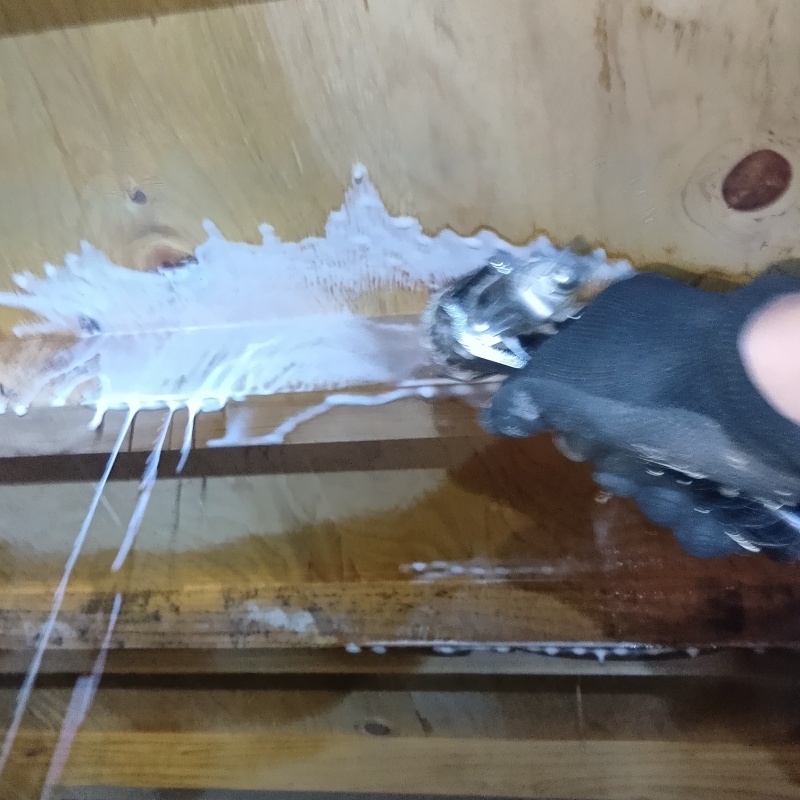 木材と木材のすき間に防蟻剤を散布