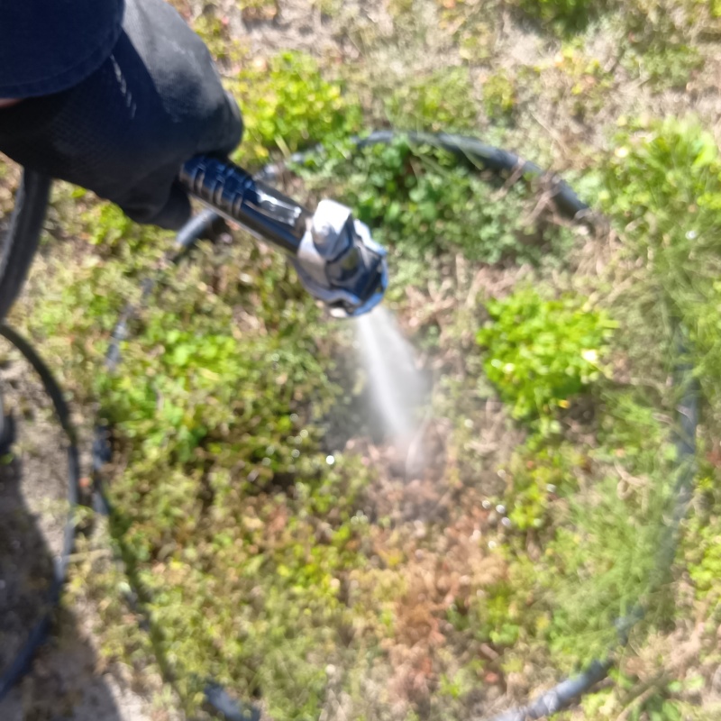 建物外周の土壌にシロアリ駆除剤を散布