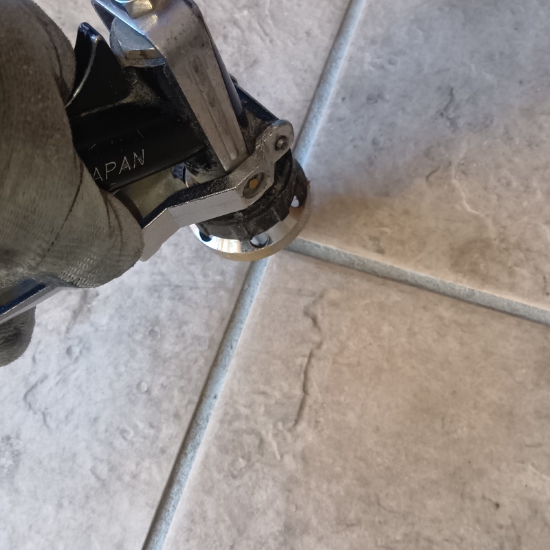 目地からシロアリ駆除剤を注入