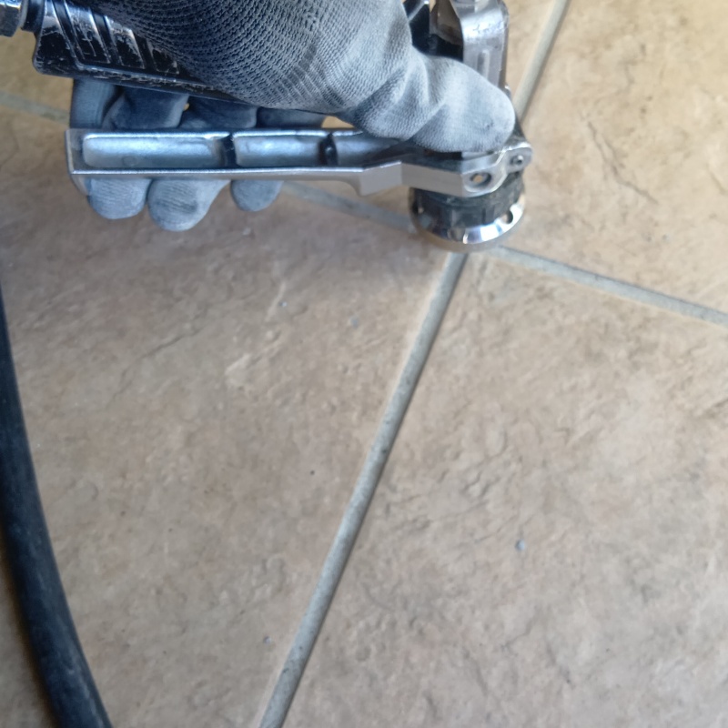 目地からシロアリ駆除剤を注入