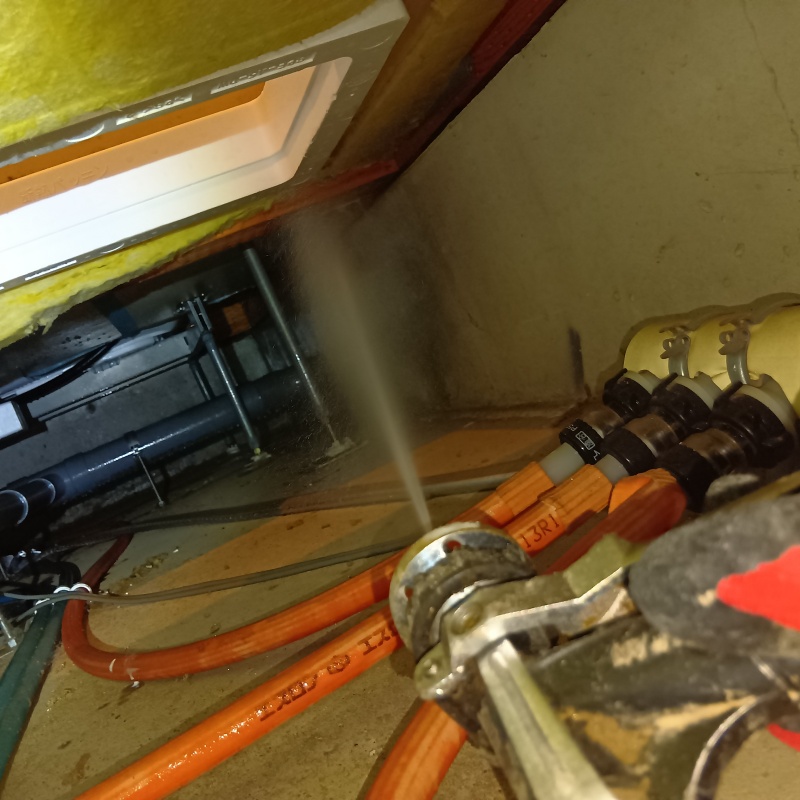 床下木材にシロアリ駆除剤を散布する様子