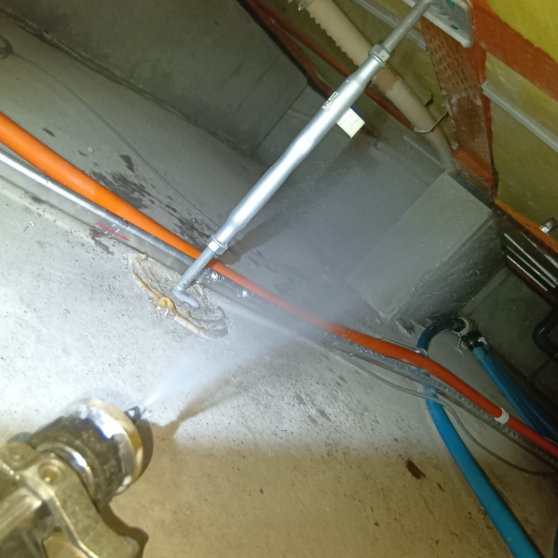 床下のコンクリートにシロアリ駆除剤を散布