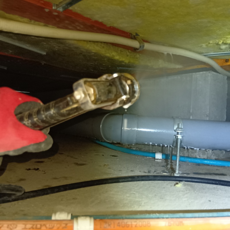 床下のコンクリートにシロアリ駆除剤を散布