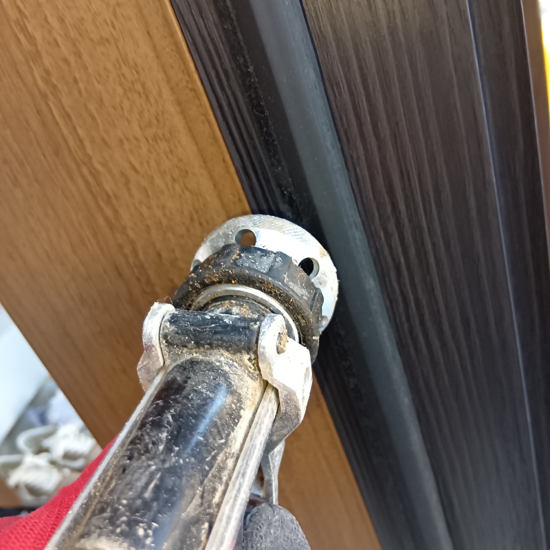 壁内にシロアリ駆除剤を注入