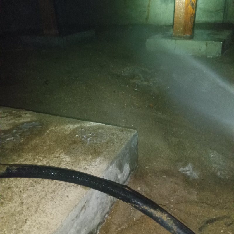 地面にシロアリ駆除剤を散布