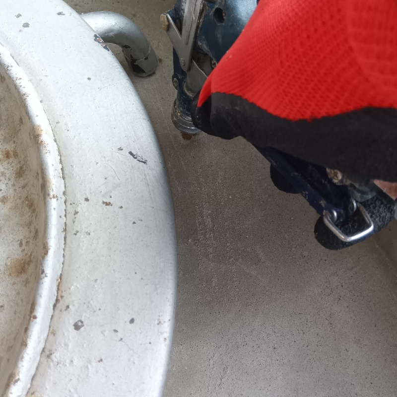 穴を開けてシロアリ駆除剤を注入