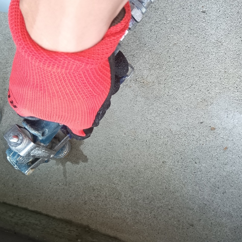 穴を開けてシロアリ駆除剤を注入