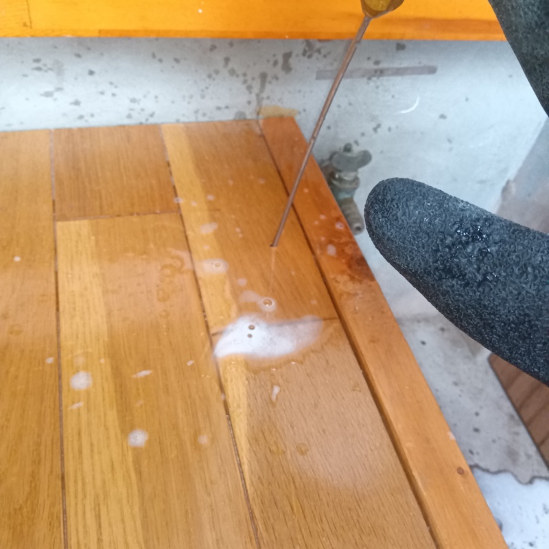 フローリングにシロアリ駆除剤を注入