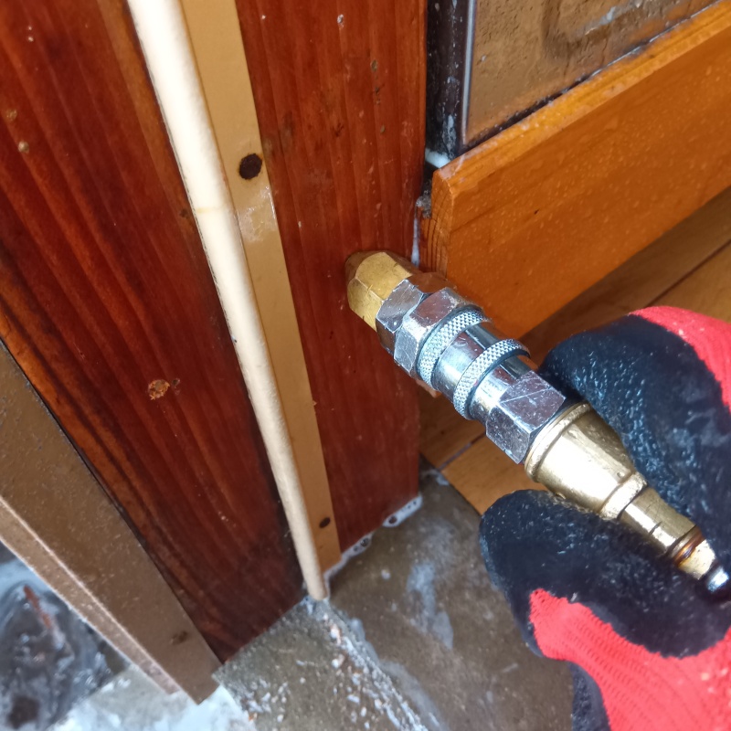 扉まわりの木材にシロアリ駆除剤を注入