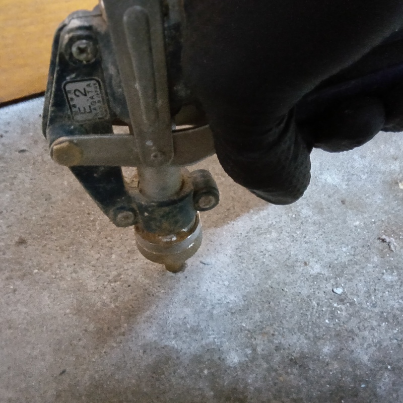 コンクリートに穴を開けてシロアリ駆除剤を注入