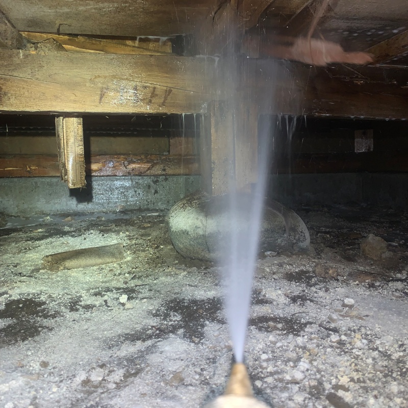 床下の木材にシロアリ駆除剤を散布