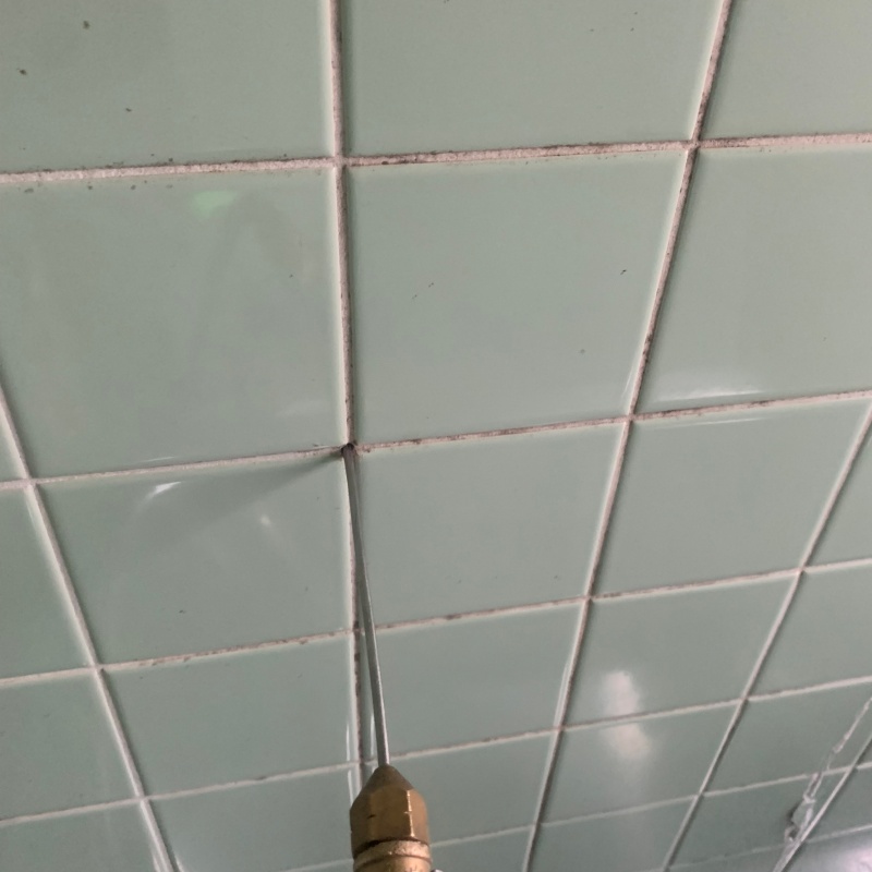 目地からシロアリ駆除剤を注入