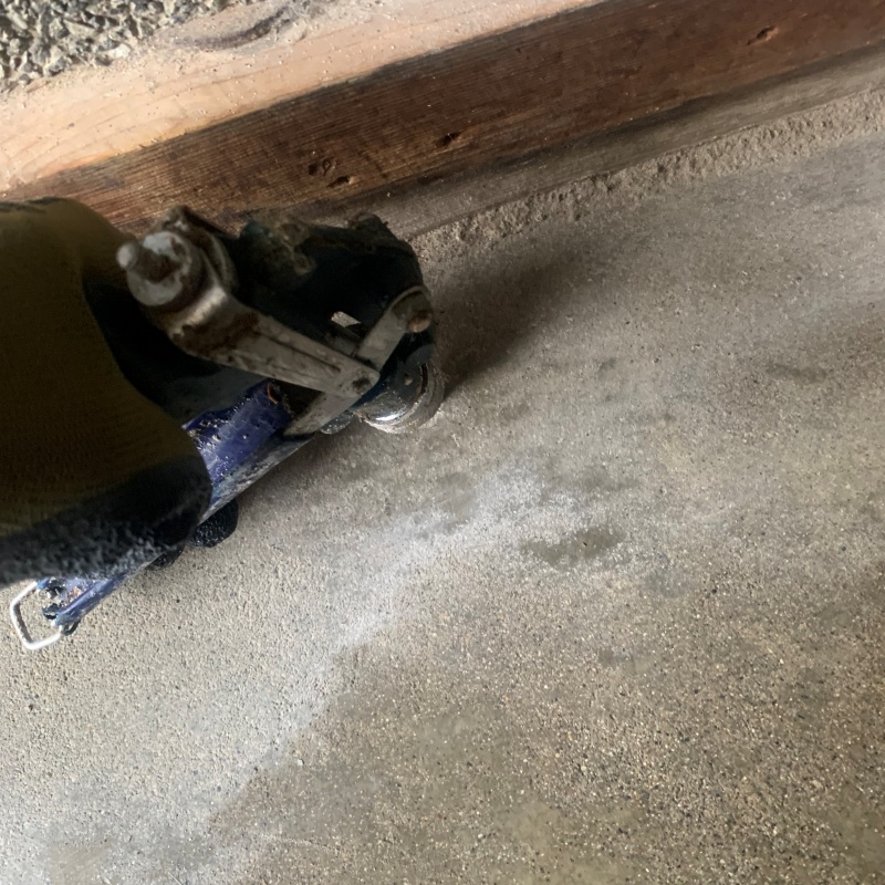 壁内にシロアリ駆除剤を注入