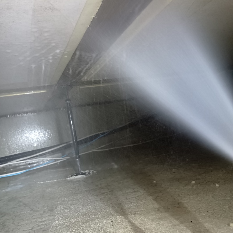 床下の木材に防蟻剤を散布