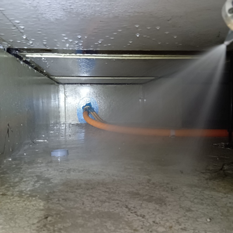 床下の地面にシロアリ駆除剤を散布