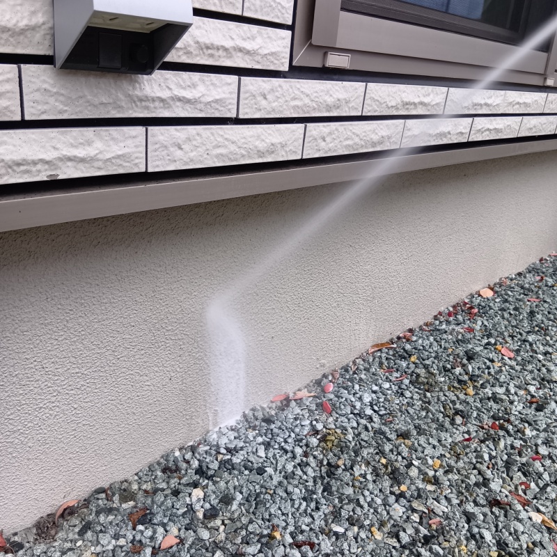 建物外壁に防蟻剤を散布