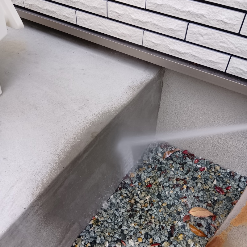 建物外周に防蟻剤を散布