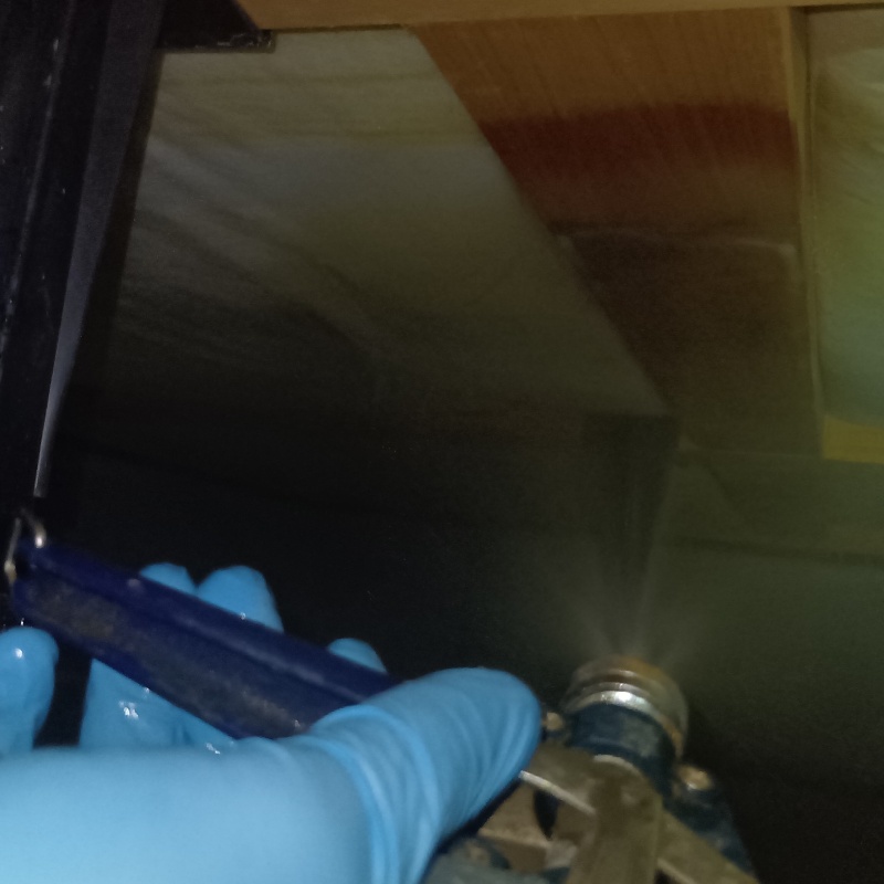 床下木材に防蟻剤を散布