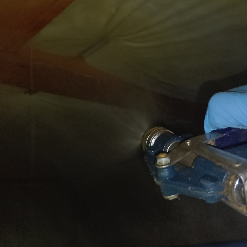 床下断熱材に防蟻剤を散布