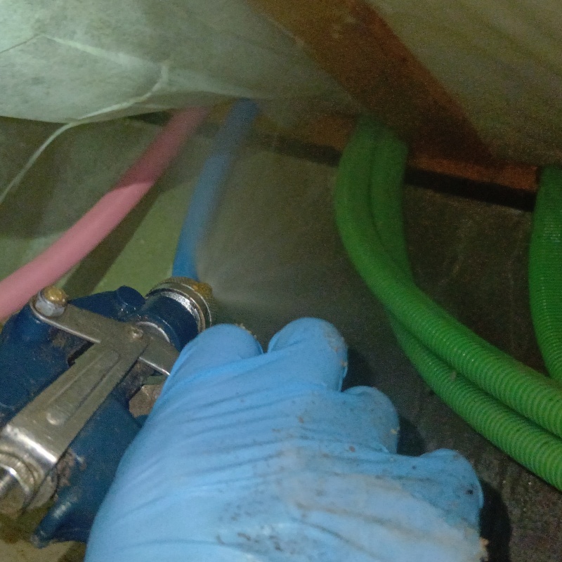 床下の地面に防蟻剤を散布