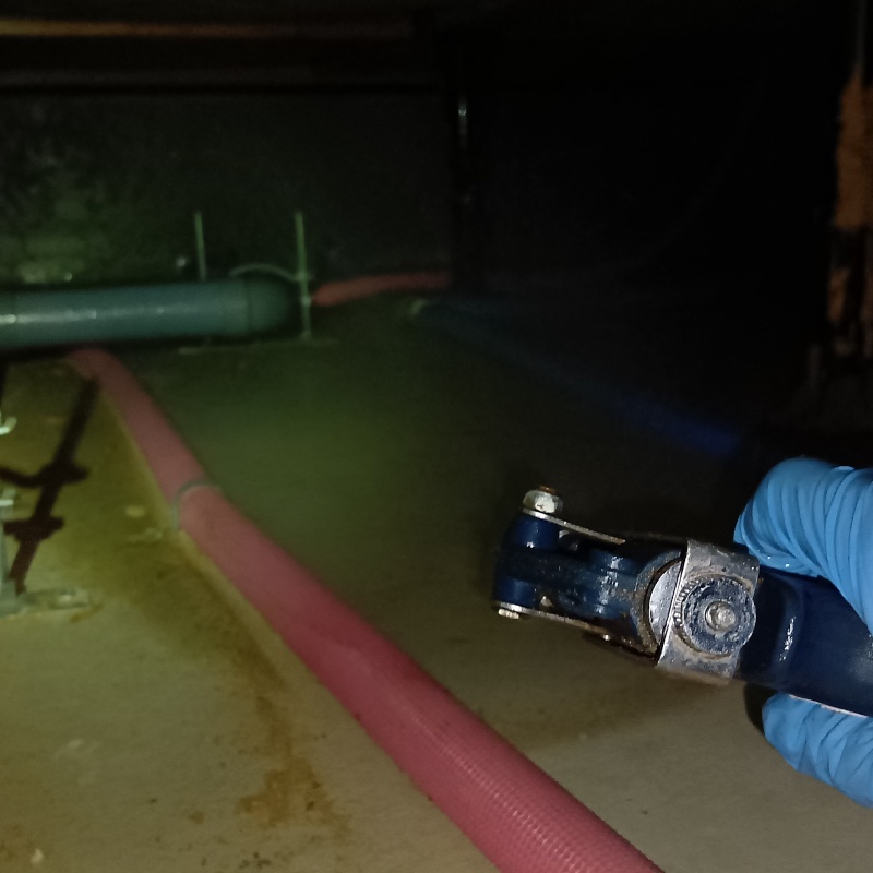 床下の地面に防蟻剤を散布