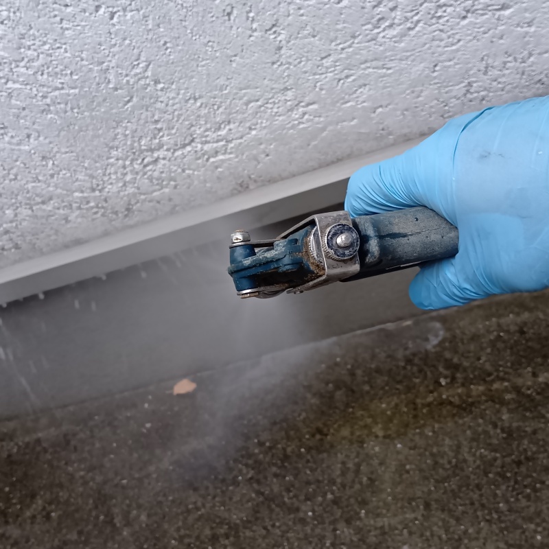 建物外周に防蟻剤を散布