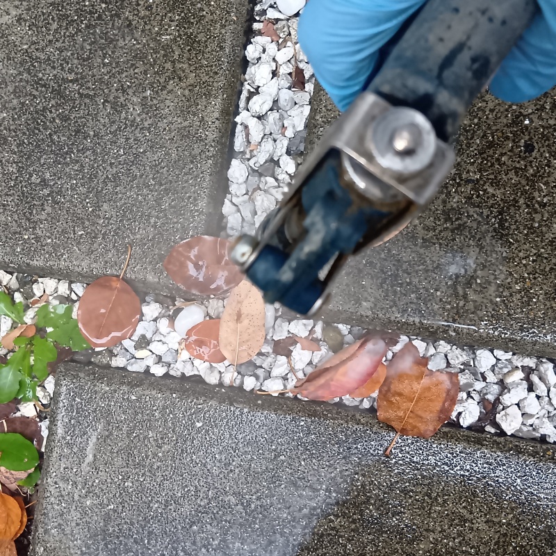 建物外周に防蟻剤を散布