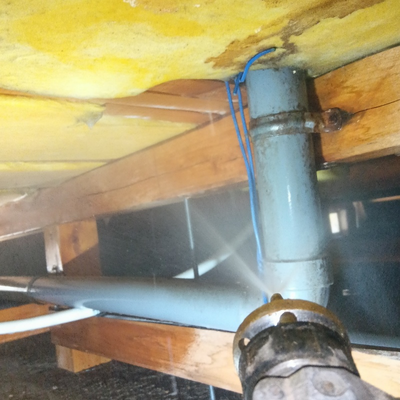 床下の木材にシロアリ駆除剤を散布