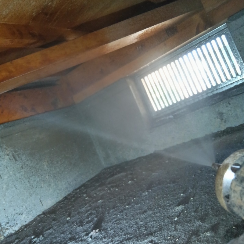 基礎の立ち上がり部分にシロアリ駆除剤を散布