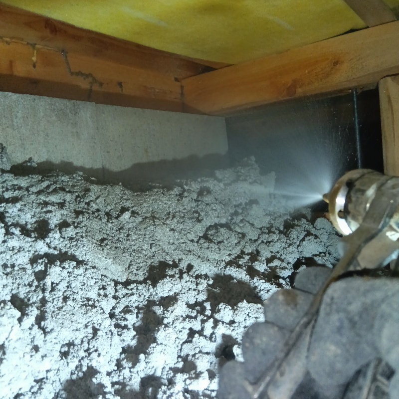 床下の地面にシロアリ駆除剤を散布