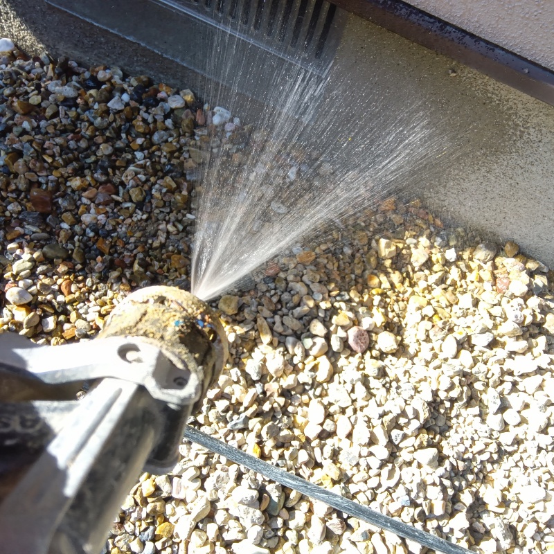 建物外周にシロアリ駆除剤を散布