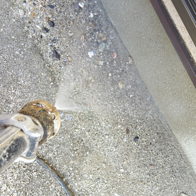 建物外周にシロアリ駆除剤を散布