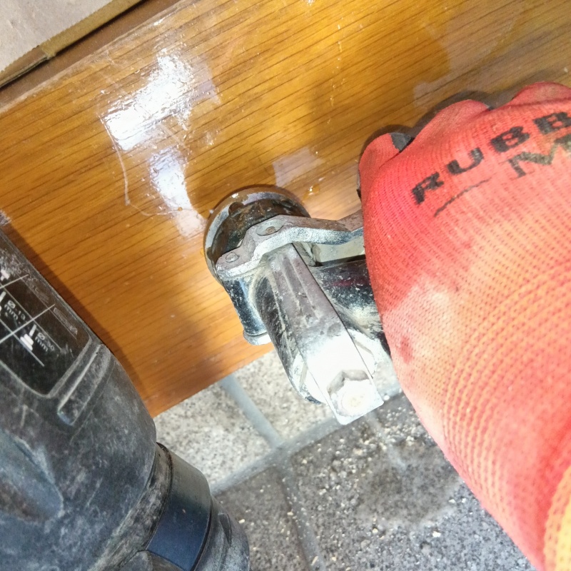 木材に穴を開けてシロアリ駆除剤を注入