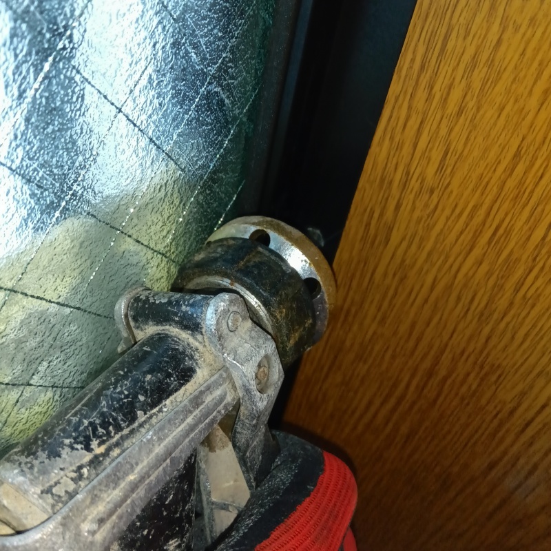 窓枠に穴を開けてシロアリ駆除剤を注入