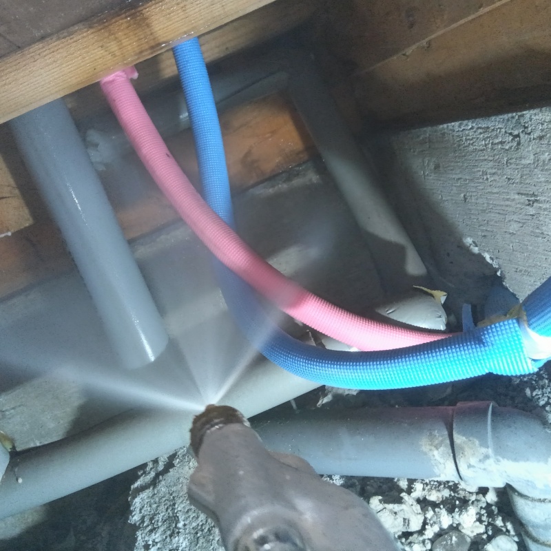 床下の木材にシロアリ駆除剤を散布