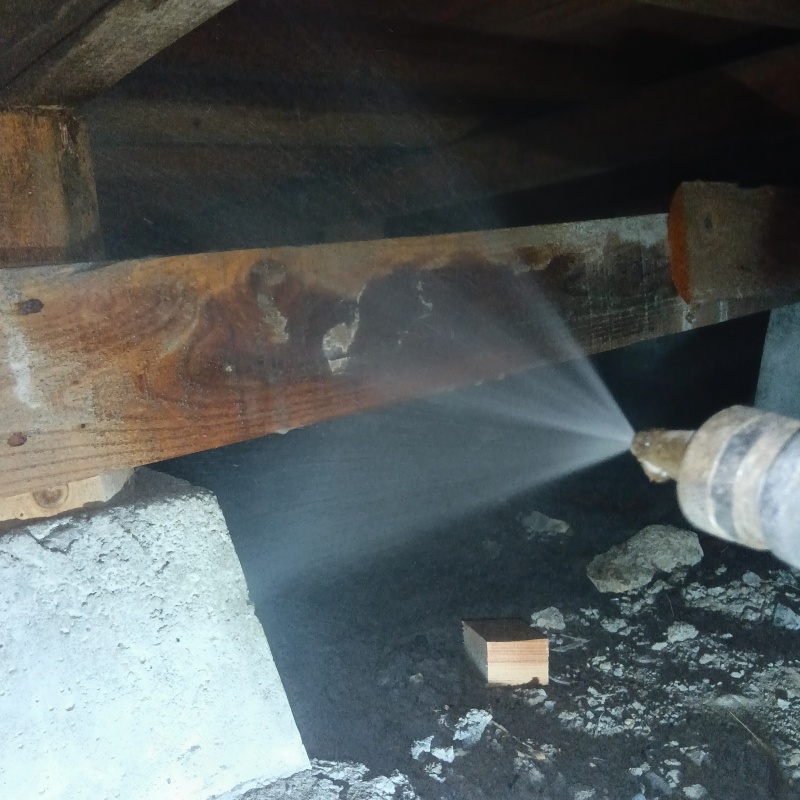 床下の木材にシロアリ駆除剤を散布