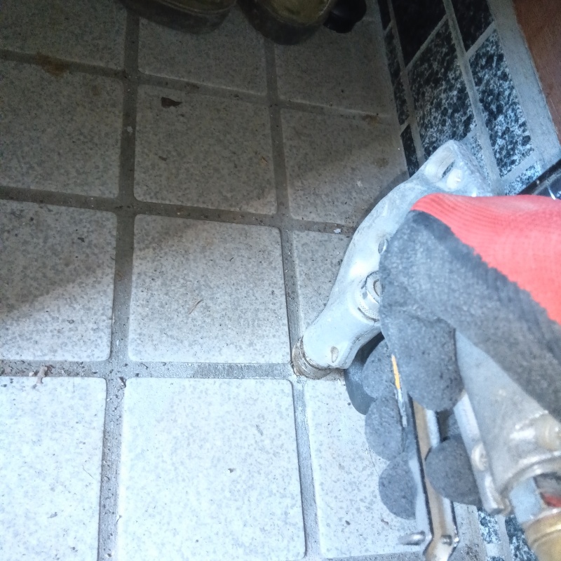 地面にシロアリ駆除剤を注入