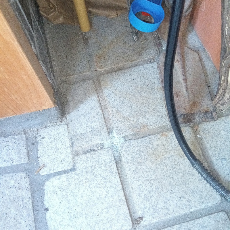 開けた穴を修復した様子