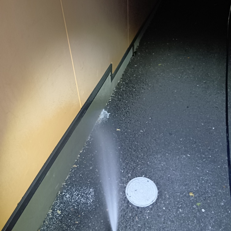 建物外周に防蟻剤を散布