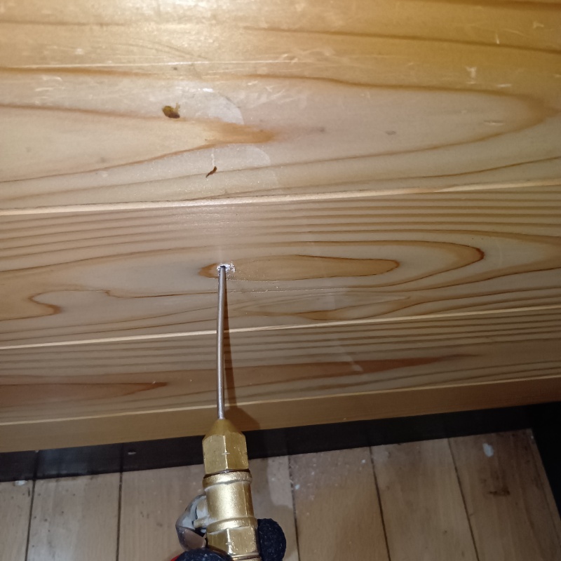 壁内に防蟻剤を注入