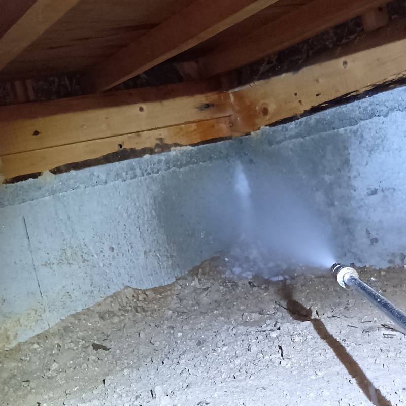 すみずみまでシロアリ駆除剤を散布している様子