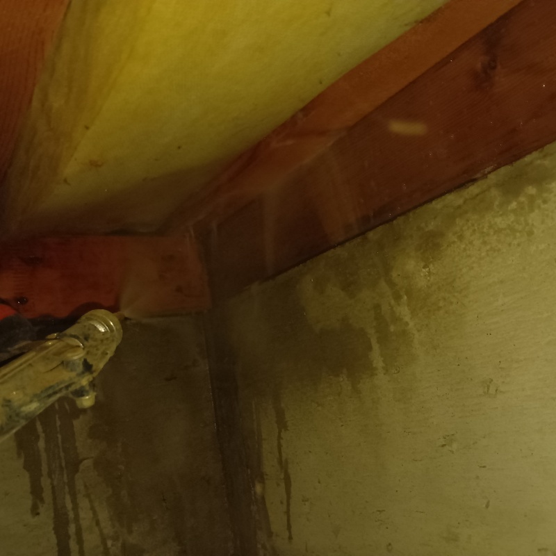 隅までシロアリ駆除剤を散布